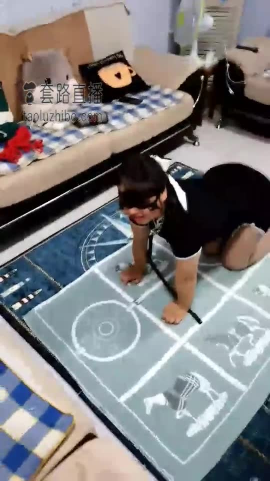 梓晨 到女同学家做客 女同学沦为我的女奴