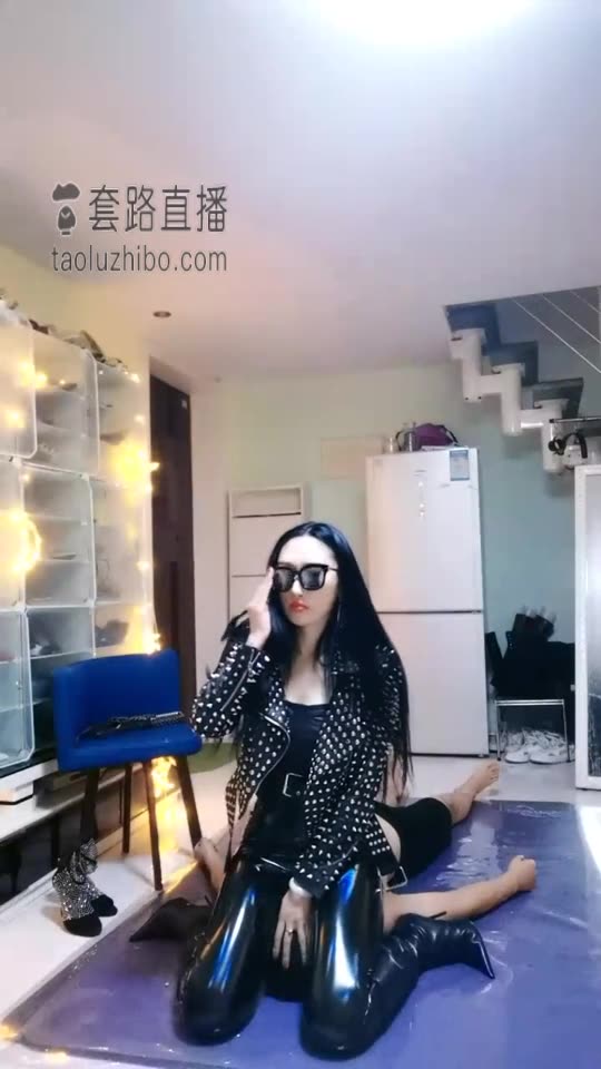 叶子 皮靴皮裤深夜虐狗