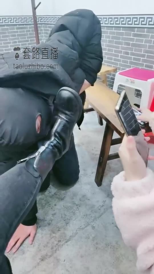 小拽主人 火锅店 当着情侣素人玩狗