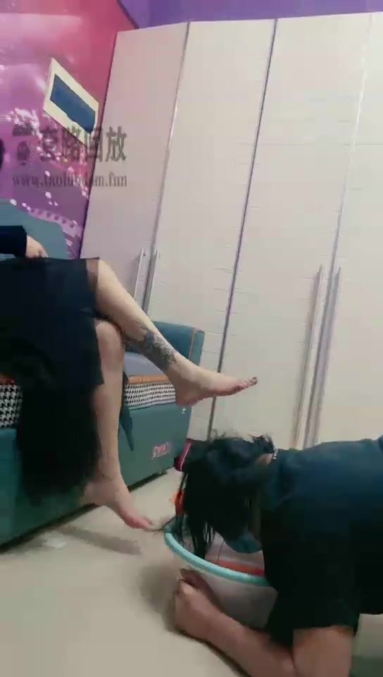 逗逗 洗脚水掺姨妈让贱狗全部喝下去