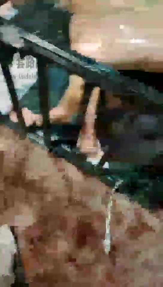 糖糖的小姨 被第一次开发圣水 喝吐了真可怜