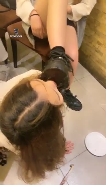 甜心 同好共享 三女王饭店桌下公开玩女M