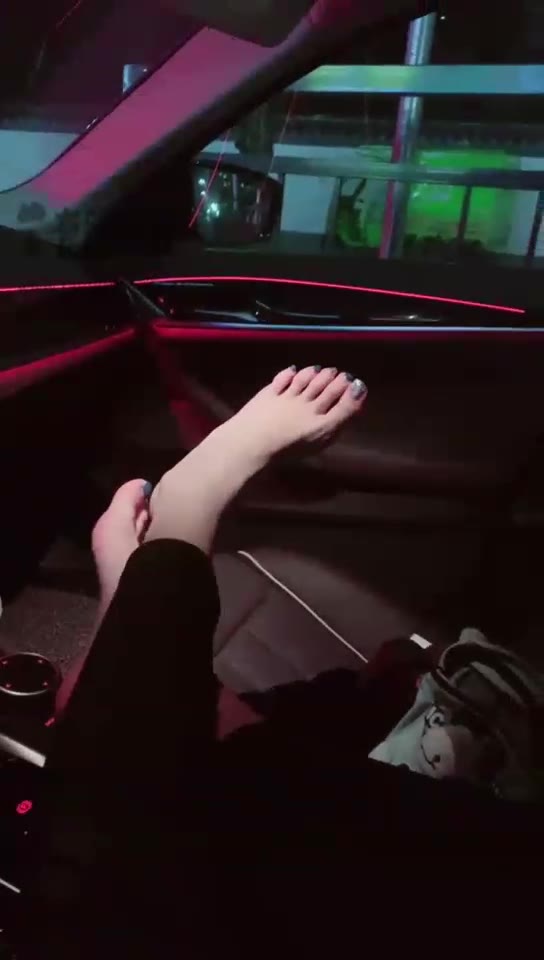亭亭小主 小主在车上踩黄瓜