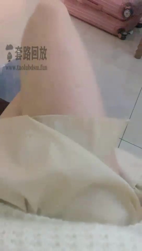芊白大大 叫网友来家里 开发他让他吃脚