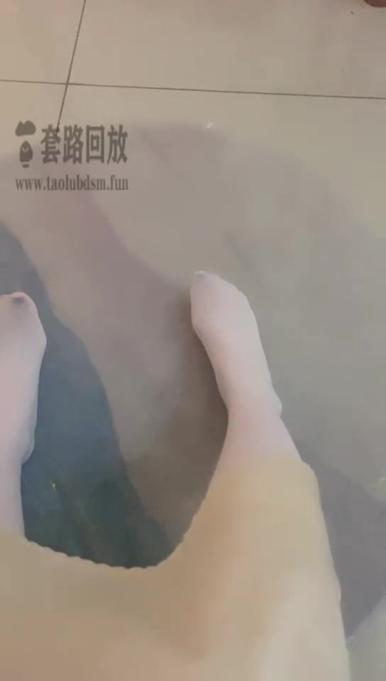 芊白大大 叫网友来家里 开发他让他吃脚