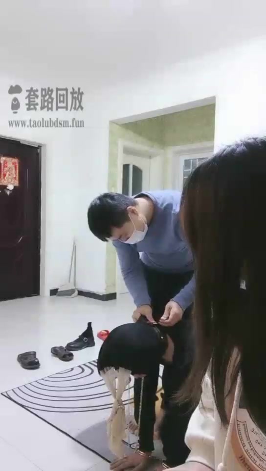 汤六针 夫妻玩穿裙子的狗