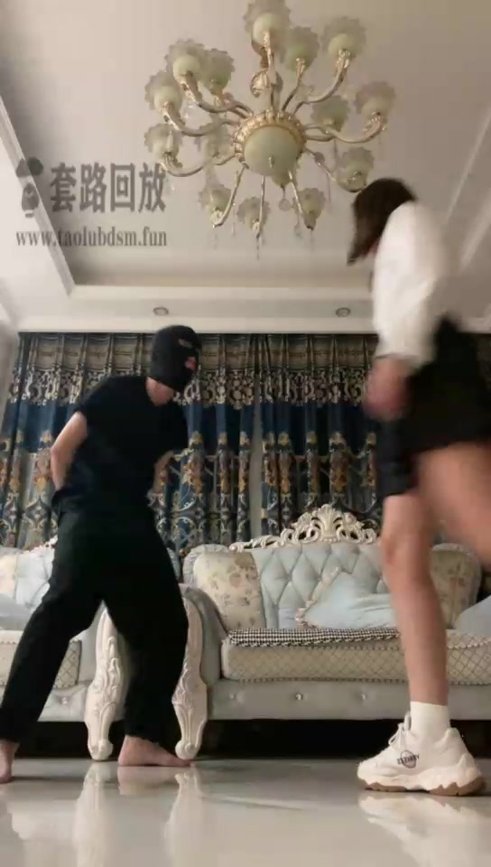 用户2078 超暴力踢狗裆