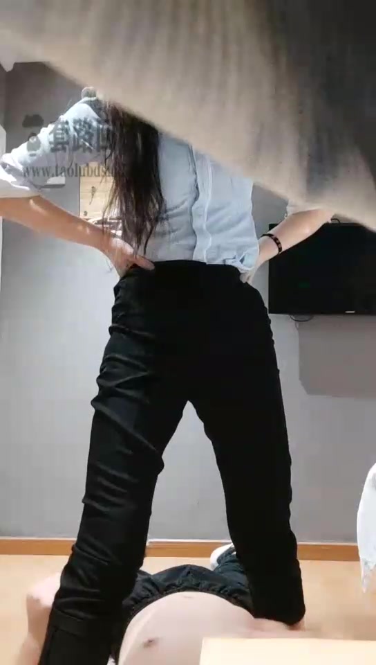 御严 20岁嫩狗被强制深喉 舔鞋底 舔内裤 口水