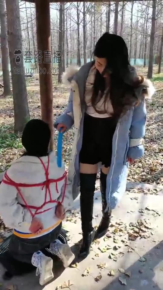 梓晨 野外调教女奴