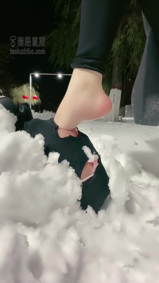 逗逗 大雪埋上贱狗 插狗嘴 深喉