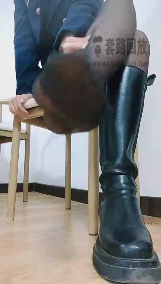 二宝 第一视角 黑丝长靴下的红绿灯
