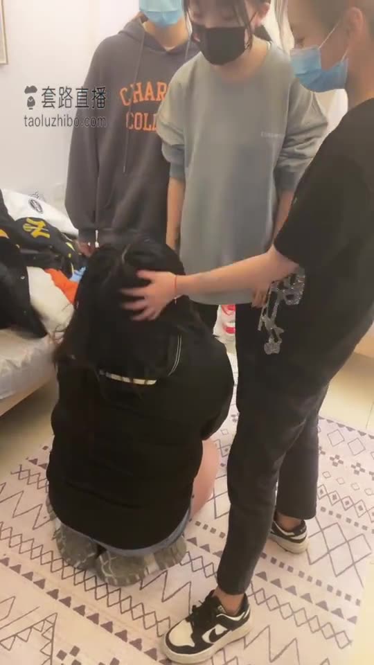 雪碧SAMA 三个素人爆打最贱母狗 脸都肿了
