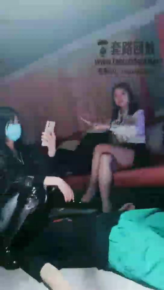 小拽主人 酒吧三女王rush强制 踢裆 玩狗