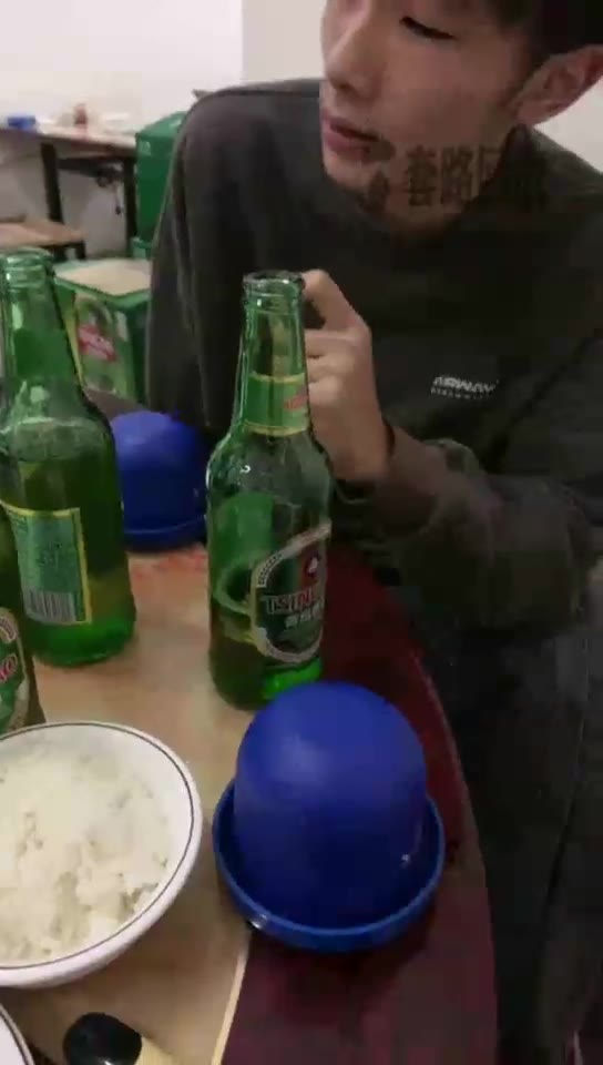 甜甜Master 饭桌上尝试开发圈外朋友