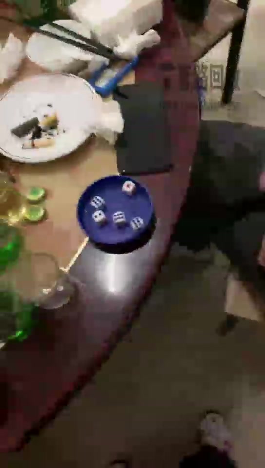 甜甜Master 饭桌上尝试开发圈外朋友