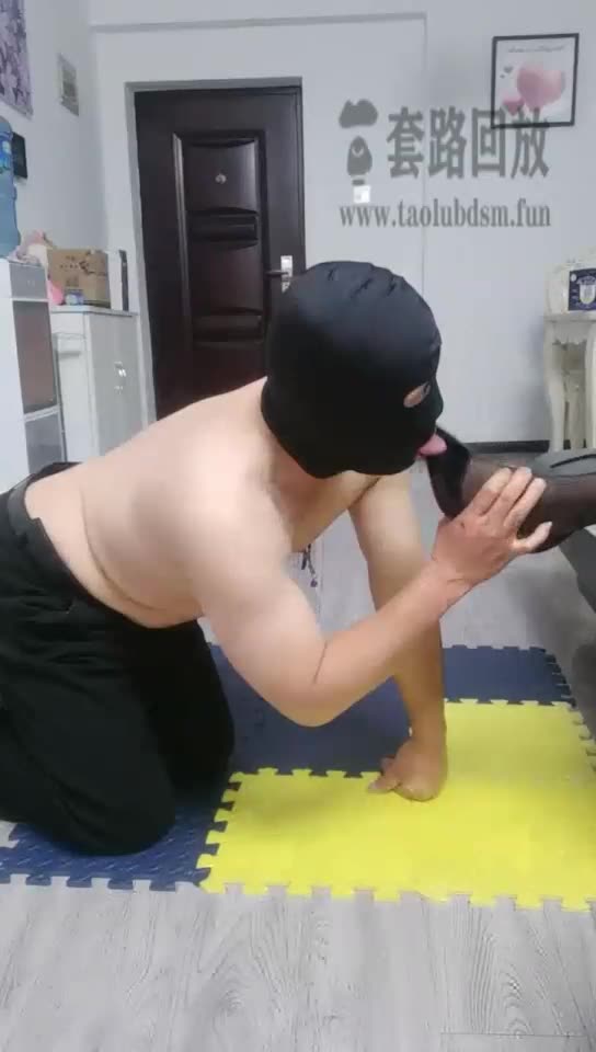 凌魂小魔女 调教贱狗 爬进来