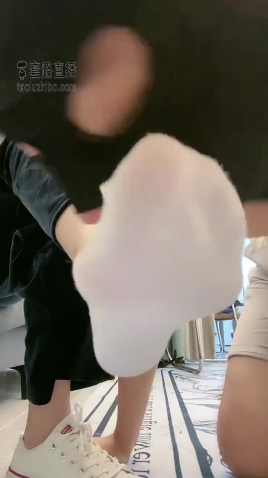路子鸭 小贱货闻着大YM的屁股 坐脸 踢裆 耳光