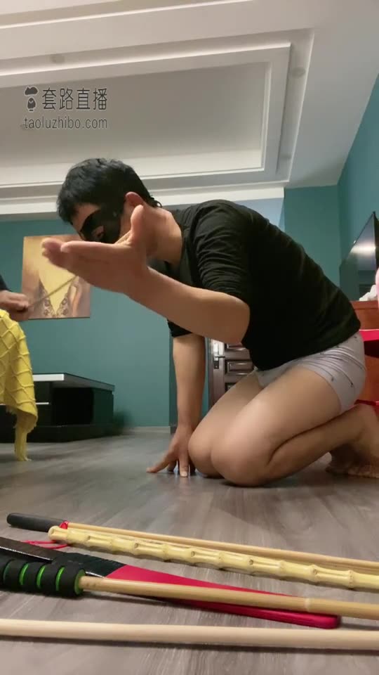 魅儿 夹狗头 打屁股 手心 脚心