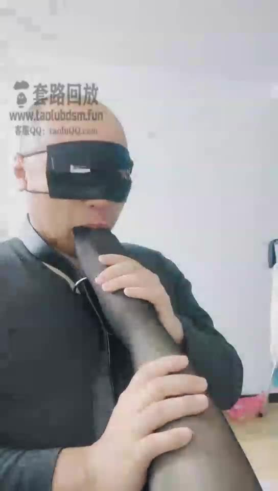 二宝 逼狗闻臭烘烘的黑丝足 没想到他却爱喝主人的洗脚水