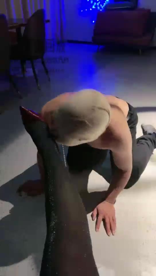 小拽主人 双女主酒吧踢裆