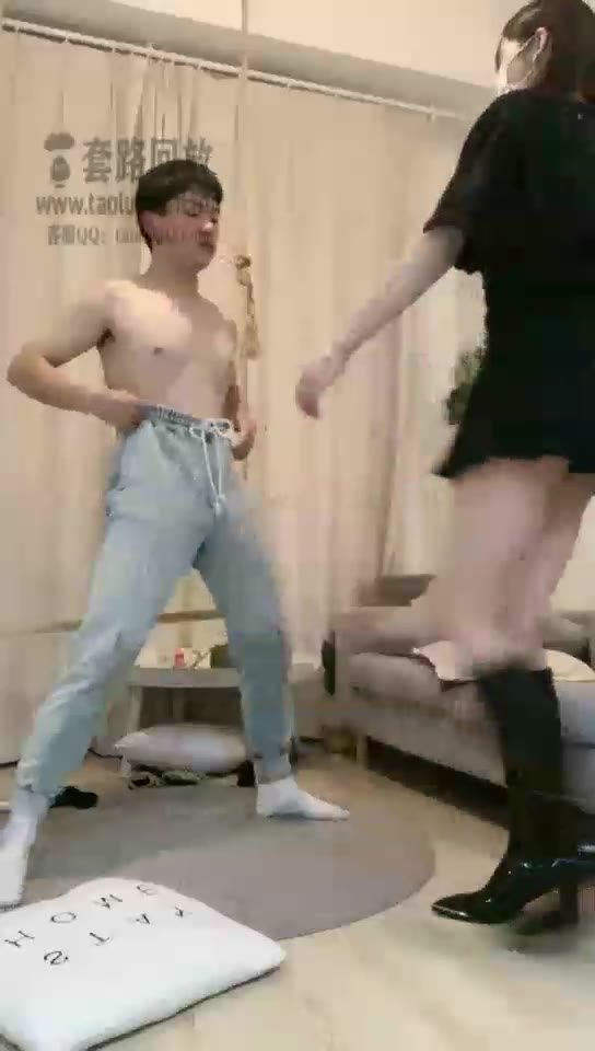 默默 直播踢裆