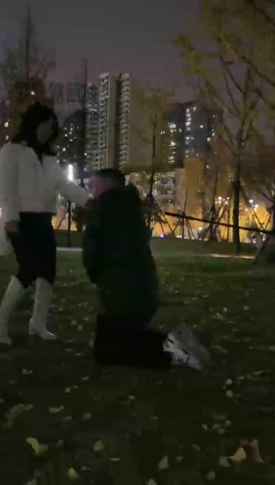 晨晨cc 三个女王一个狗 户外