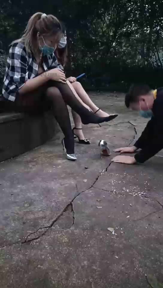 第一帅男神 双女王捆绑鞭打 耳光 舔脚 钻胯 遛狗