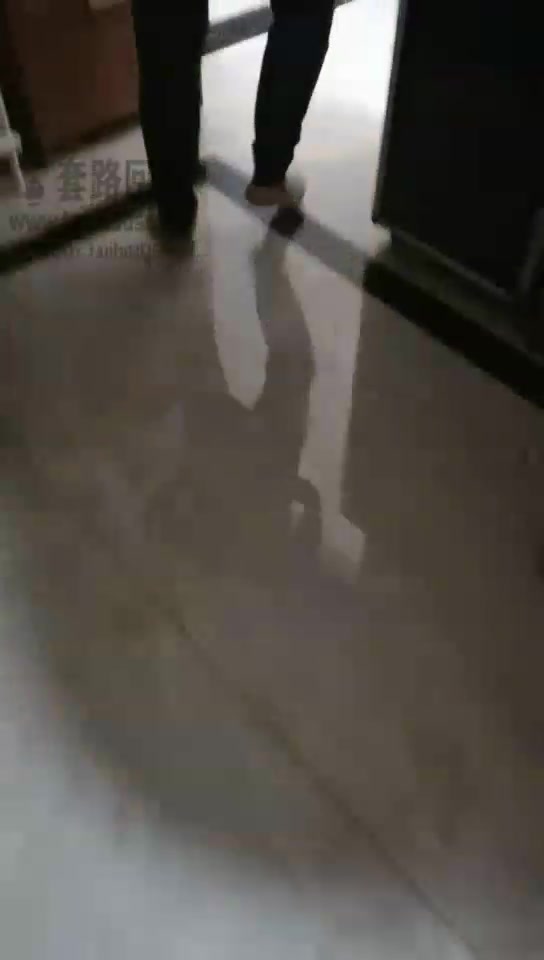 乐爷 美容院调教 惩罚犯错员工奴 踢档 圣水 踩踏 耳光