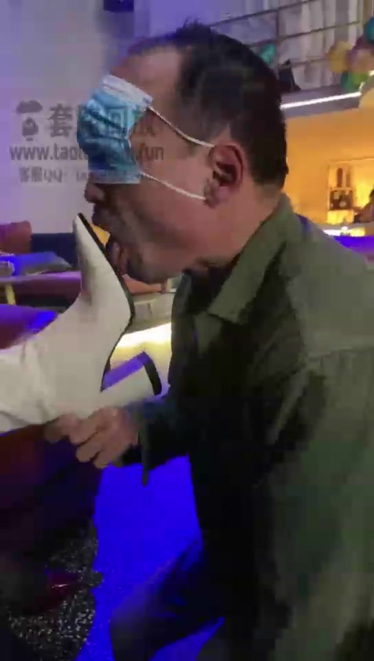 晨晨cc和成都六姐 酒吧玩狗调教
