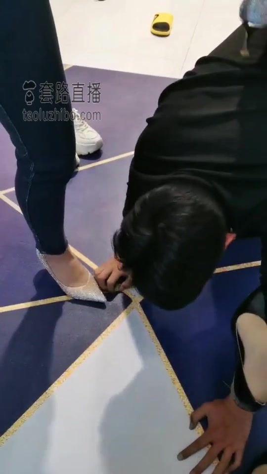 猫神大人 舌头蘸鞋油清理马丁靴 踩踏