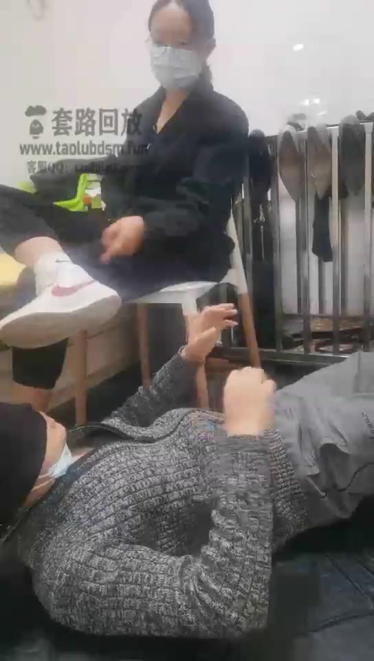 君威 钢琴老师开发素人 羞辱 强迫舔鞋间臭袜子 踩踏 舔脚