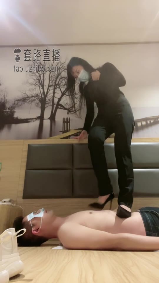 御严 重度小白鞋高跟踩踏