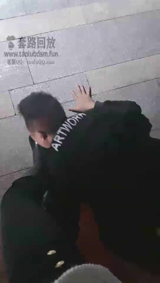 滔滔 调教户外公园舔鞋遇狗引情侣牵狗观看