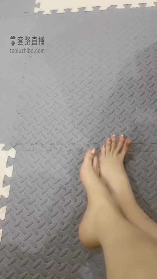 曦晨 双裸足插狗嘴 脚耳光