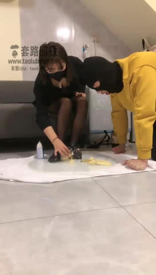 南京杺月 高跟鞋踩烂香蕉加牛奶圣水混合物