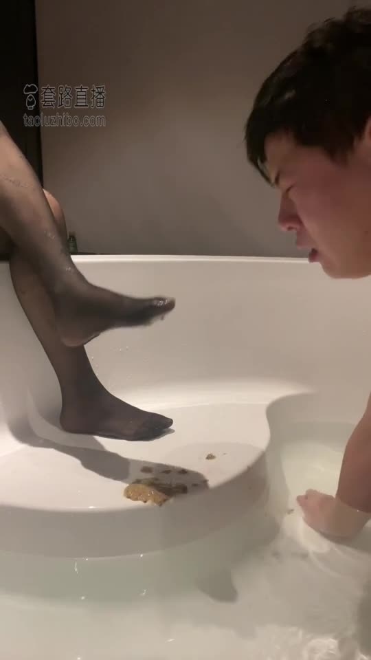 Deep throat in the bathtub, playing with a dead dog