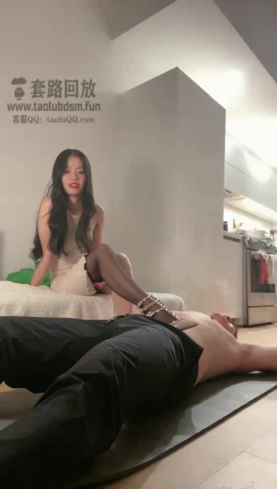 菠萝兔姬 考完试放松咯 踢裆踩踏