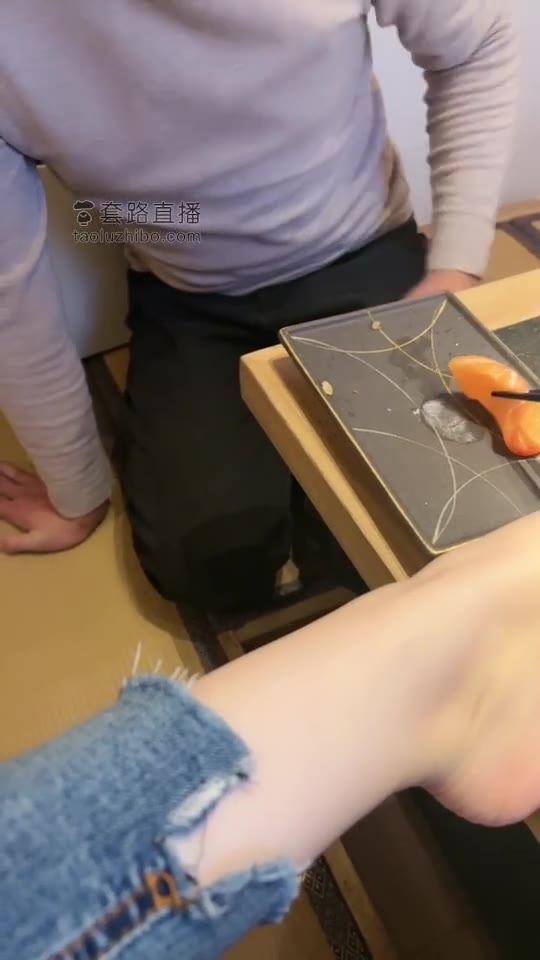 安主 调教奴伺候用膳