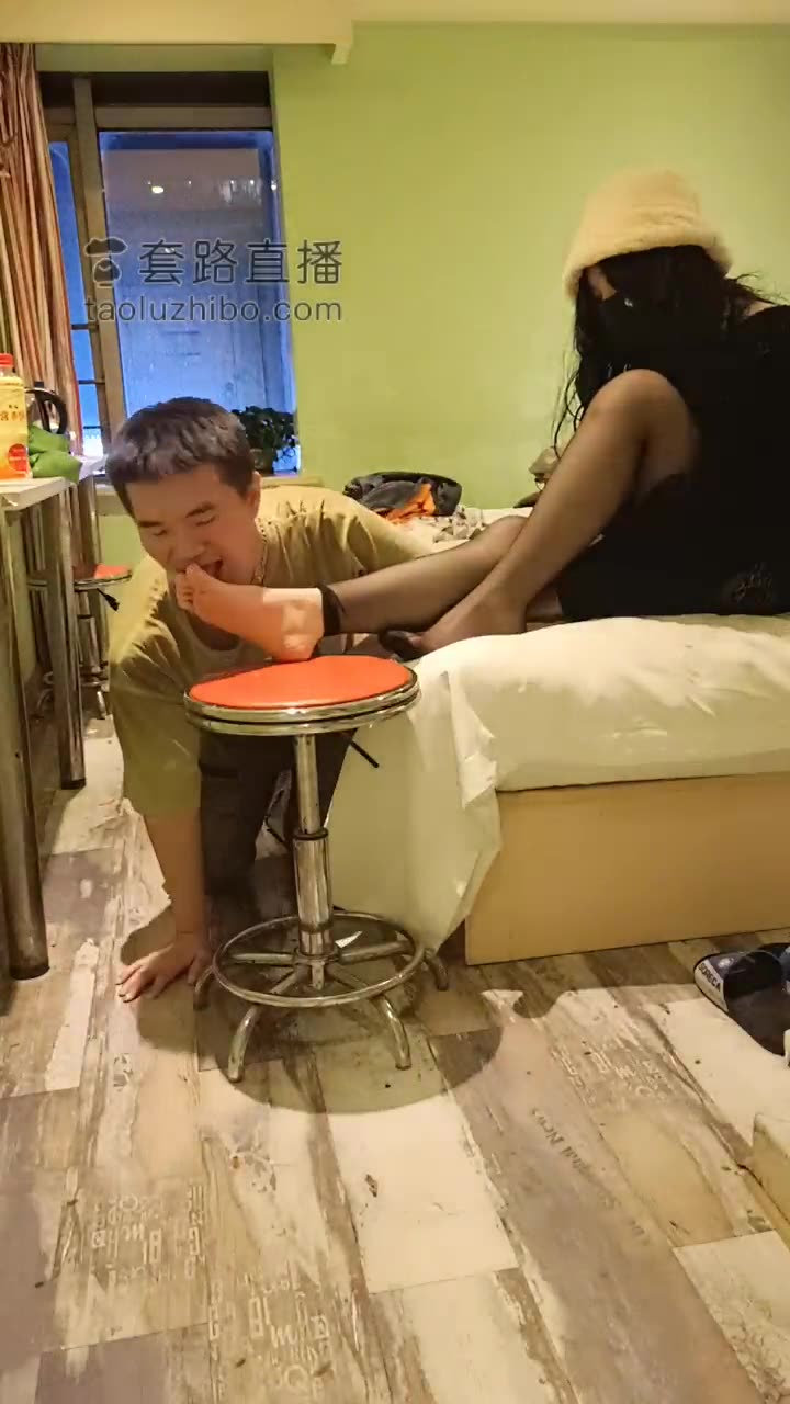 套路户外 给柠檬闺蜜琪琪舔脚