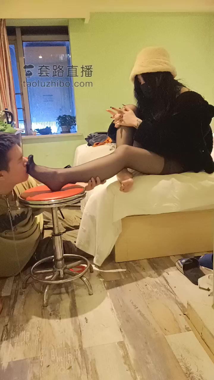 套路户外 给柠檬闺蜜琪琪舔脚