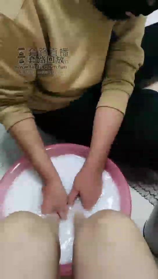 乐爷 虐狗打怕了伺候主人洗脚喝洗脚水