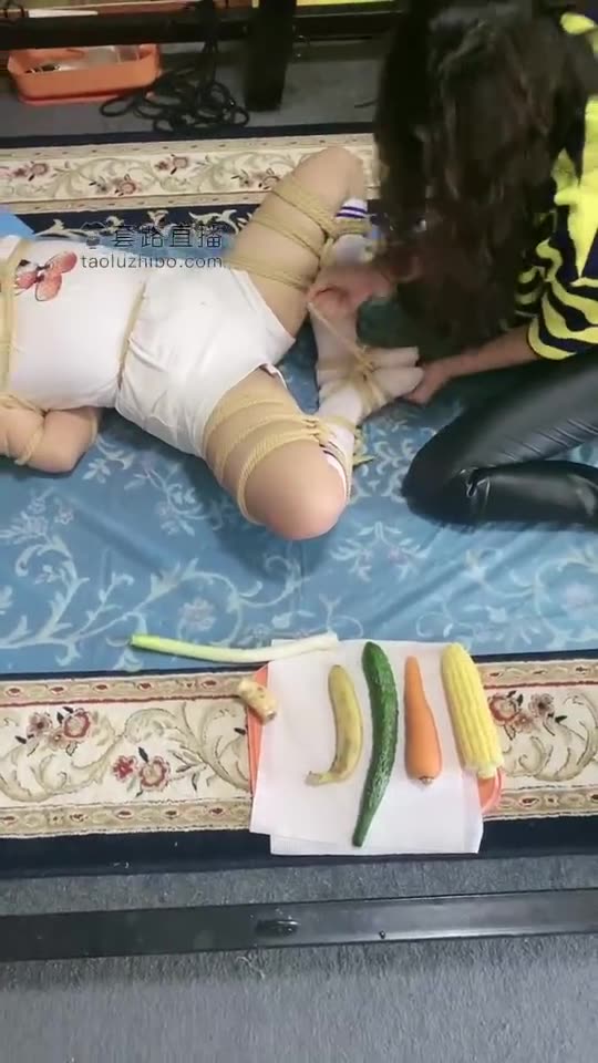 薇薇 给闺蜜体验捆绑