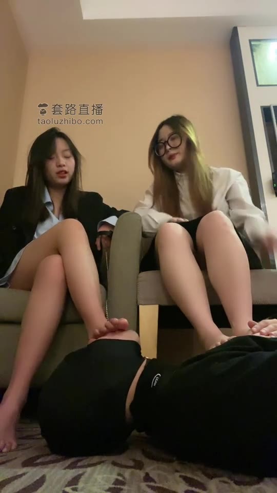 西文 19岁女主携带19岁闺蜜玩狗