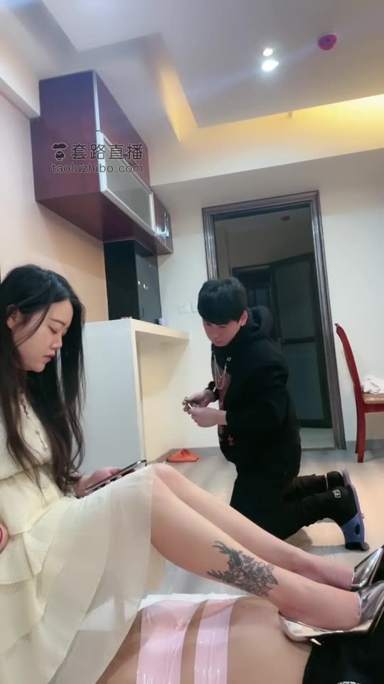 逗逗 黄金狗伺候排便 另一只狗舔脚