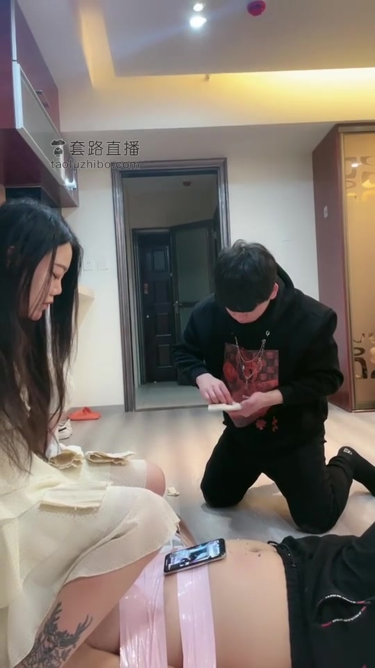 逗逗 黄金狗伺候排便 另一只狗舔脚