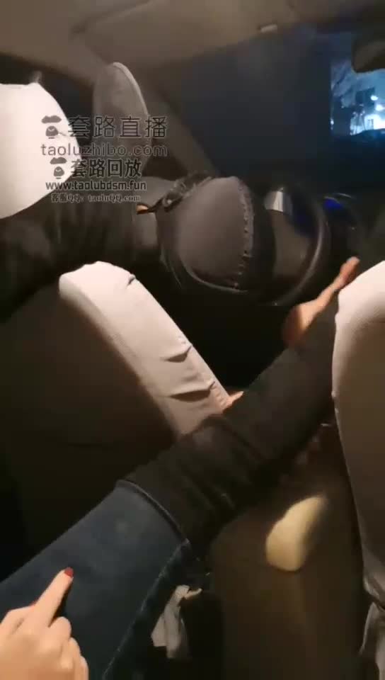 With an amateur girlfriend, poke a bitch driver&#39;s mouth with his feet