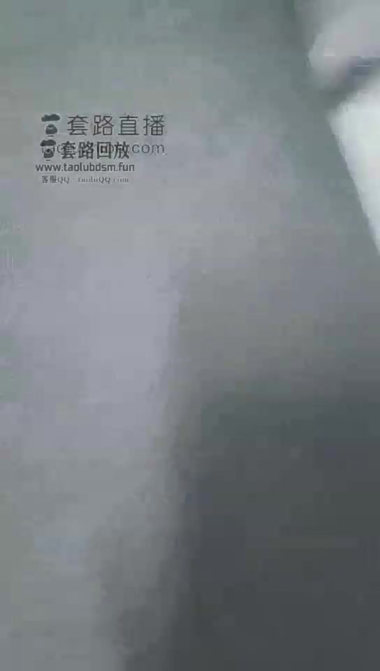 灵竹 强迫同事深喉和舔我的脚