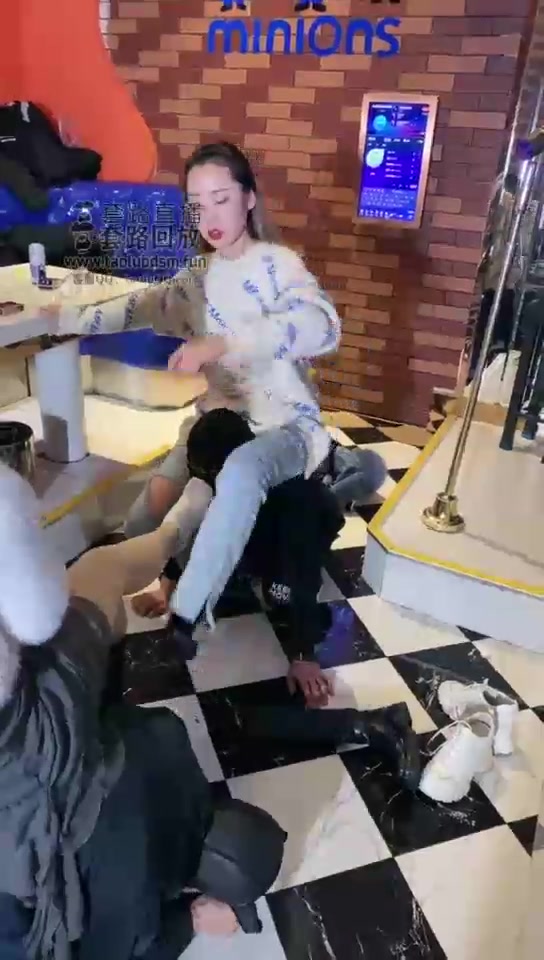 二宝和宝儿 双主极限踩头 骑脖子 反抗惹怒 变暴打场