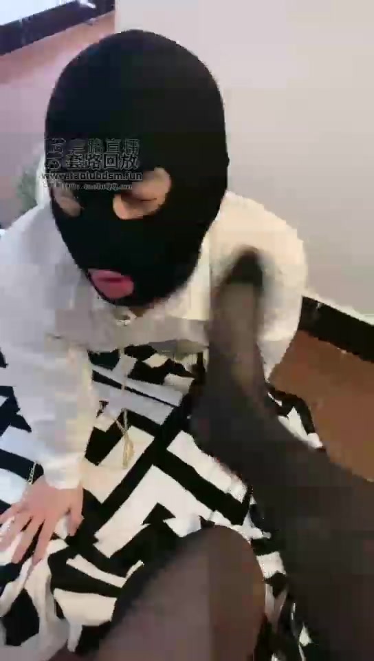 甜依 调教猥琐男下属 践踏他的尊严