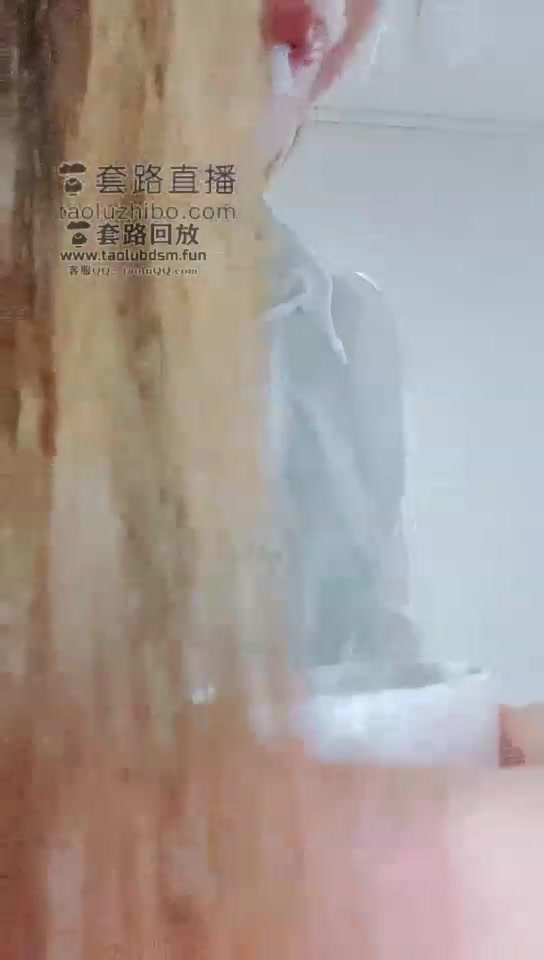 馨雅 圣水加持 喝着红酒调着狗